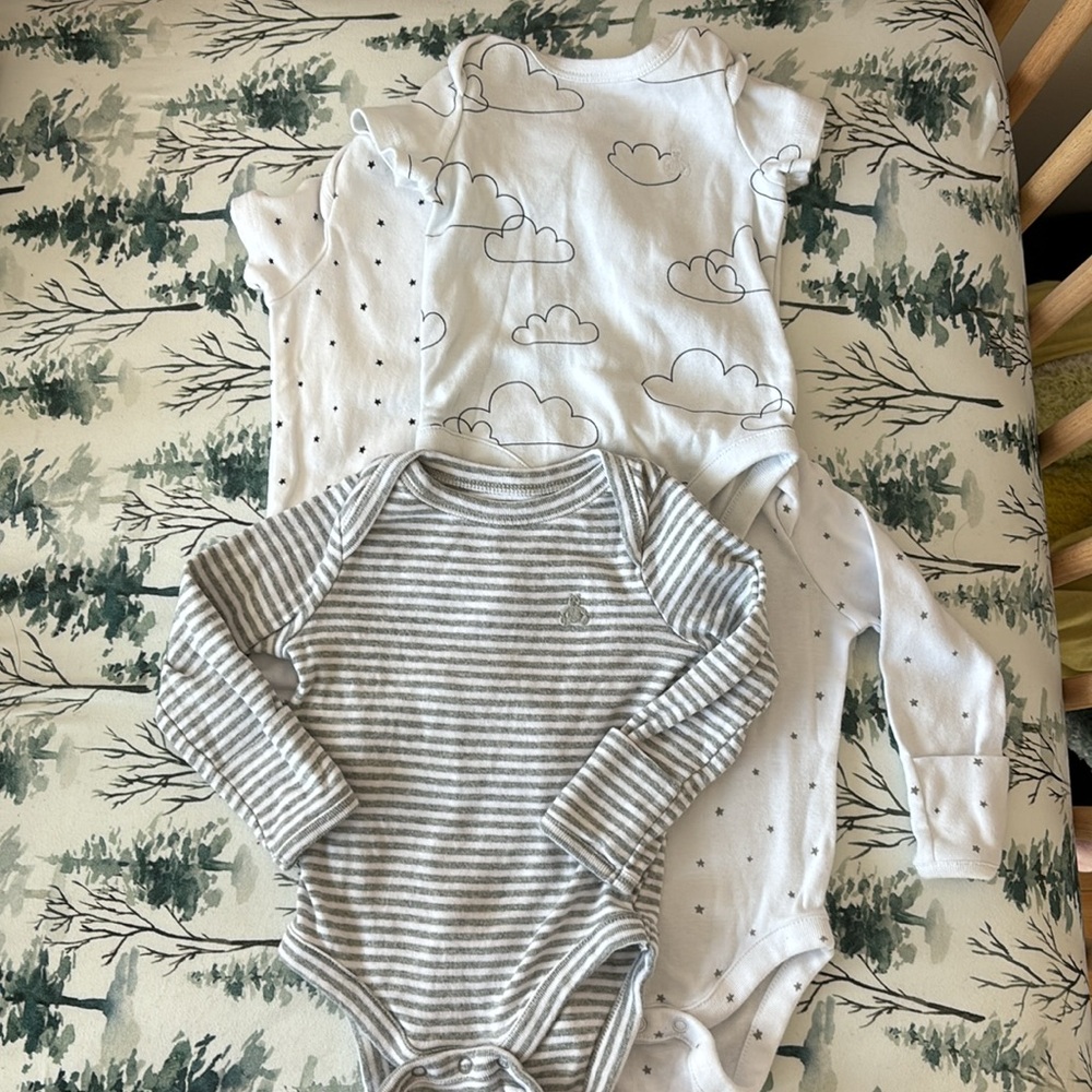 5/25 Set of 4 gap onesies  bodysuits 0-3 meses first favourites